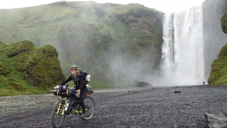 Il record di Clelia, 20enne milanese: Islanda da Ovest a Est in solitaria in bici tra ghiacci, lava e piste che finiscono nel nulla