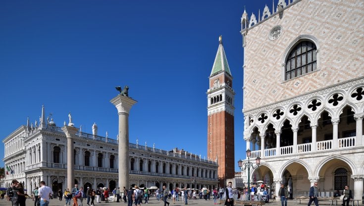 Venezia, dall’estate 2022 tornelli e tassa d’ingresso. L’overtourism fa già paura