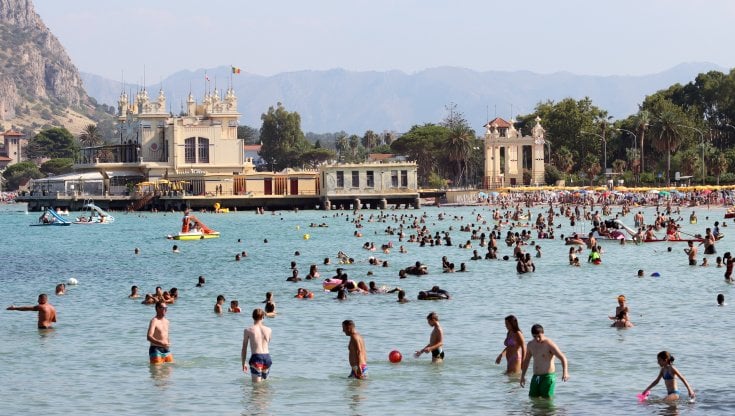 Ferragosto in vacanza per 25,4 milioni di italiani. Ma 1 su 4 è rimasto a casa