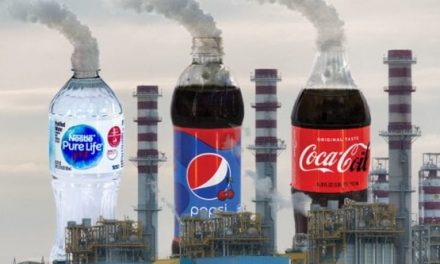 La bottiglietta Coca Cola e Big Oil insieme aggravano la crisi climatica