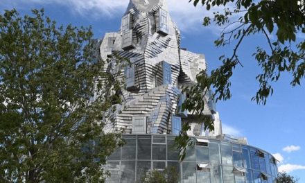Arles, una megatorre di Frank Gehry è il cuore del nuovo campus per gli artisti. “Continuità con le opere romane”. Ma per alcuni le eclissa