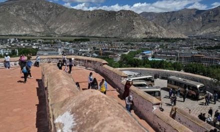 Tibet, dove il turismo di massa non è mai finito. E minaccia un ambiente fragile