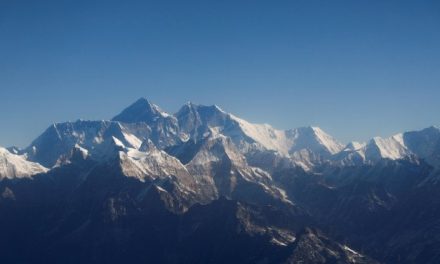 Covid, troppi contagi sul versante nepalese. La Cina marca i confini sull’Everest