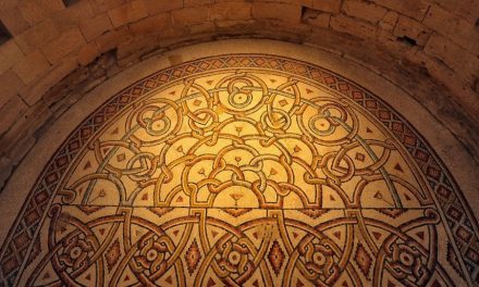 Cisgiordania, torna a splendere mosaico dell’ottavo secolo, tra i più grandi del mondo. 15 milioni e una cupola per salvarlo