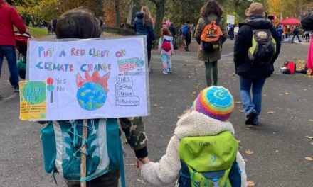 “Voi ve ne fregate ma io no”: a Glasgow scendono in piazza i giovani attivisti per il clima