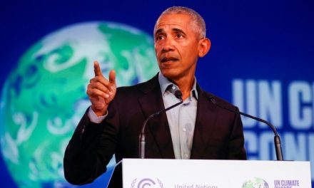 Cop26, Obama in campo contro il cambiamento climatico. Ma gli attivisti lo attaccano: “Hai tradito le promesse”
