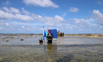 Tuvalu: l’SOS del ministro in mare, dove un tempo c’era terraferma. “Aiutateci, stiamo affondando”