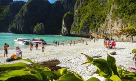 Thailandia riapre la spiaggia di Di Caprio. Niente più battelli e numero chiuso per salvare “The Beach”