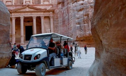 La svolta animalista di Petra: auto elettriche al posto di calessi e cavalli per svelare il castello ai turisti fragili (e non solo)