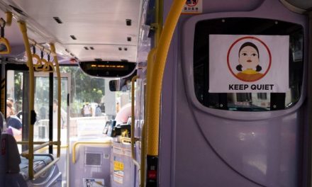 Hong Kong, l’ultimo antistress contro la quarantena: sul bus che viaggia verso il nulla per ritrovare il sonno perduto