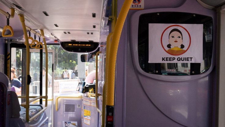 Hong Kong, l’ultimo antistress contro la quarantena: sul bus che viaggia verso il nulla per ritrovare il sonno perduto