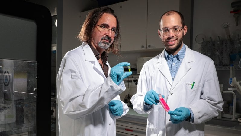 Lo scienziato italiano che trasforma le proteine in plastica da riciclare all’infinito