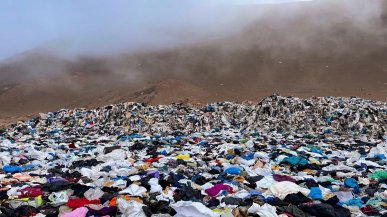 Nel deserto più arido del mondo c’è un’enorme discarica di vestiti usati