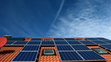 Pannelli solari al posto dell’amianto: aumenta il bonus per il tetto green