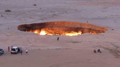 Il Turkmenistan vuole spegnere il cratere detto ‘Gates of Hell’: “Causa danni all’ambiente e alla salute”