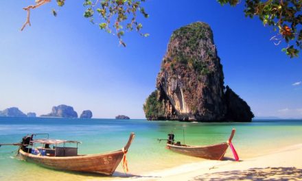 Thailandia, da aprile una tassa per i turisti. Anche per coprire le spese sanitarie dell’era pandemica