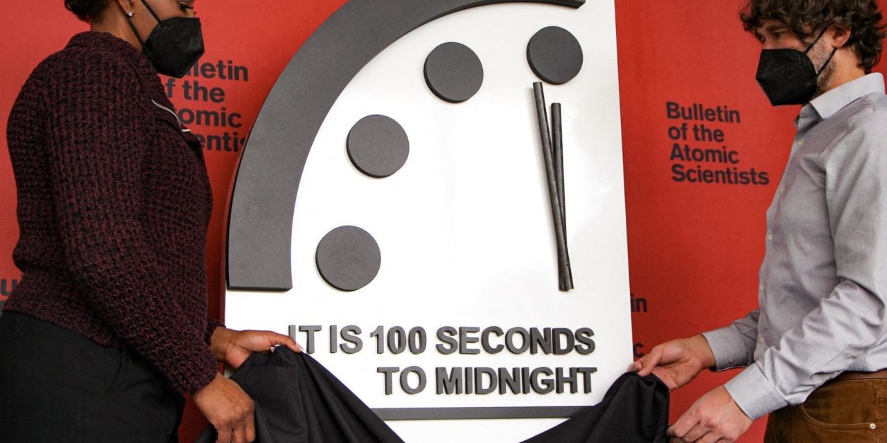 Doomsday Clock, il ‘giorno del giudizio’ è sempre più vicino: 100 secondi dalla mezzanotte