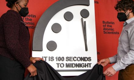 Doomsday Clock, il ‘giorno del giudizio’ è sempre più vicino: 100 secondi dalla mezzanotte