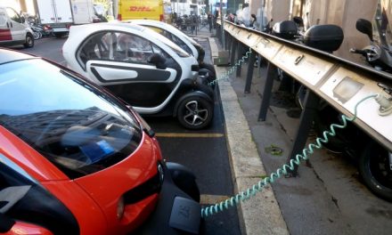 Milano: aumentano le auto elettriche ma le colonnine non tengono il ritmo