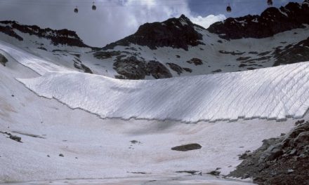 Una startup italiana copre i ghiacciai con i teli per salvarli, ma gli scienziati non sono d’accordo