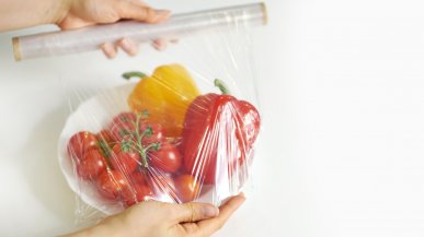 Per conservare gli alimenti la pellicola di plastica in realtà non serve più