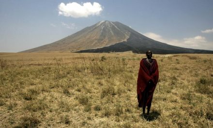 Tanzania vuole sfrattare i Masai da Ngorongoro. “A rischio l’ecosistema del parco”. Loro: “Solo speculazione”