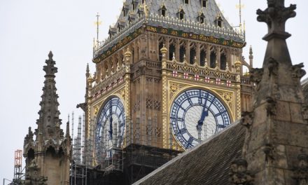 Londra, giù i veli dal Big Ben. La torre dell’orologio più famosa torna a farsi vedere e sentire dopo 5 anni