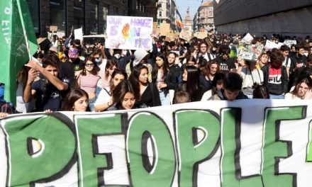 Migliaia di studenti allo sciopero globale per il clima: “Veniamo a riprenderci il futuro”