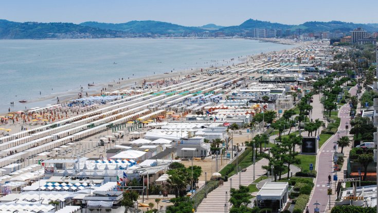 Turismo, primo weekend balneare, Con il caldo 10 milioni di italiani in spiaggia