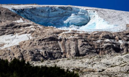 “La Marmolada non è un’eccezione: tutti i ghiacciai italiani si stanno sciogliendo”