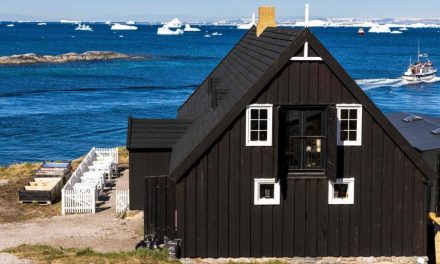 Groenlandia, il ristorante di lusso è tra gl iceberg: ecco il 2 stelle Michelin più a nord di sempre