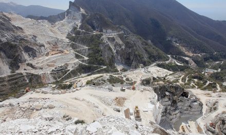 La denuncia: i fanghi di Carrara abbandonati finiscono per inquinare fiumi e microhabitat