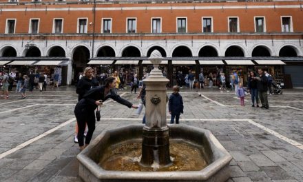 Venezia, stop alle bottigliette di plastica: un’app svela ai turisti dove sono le 126 fontane potabili