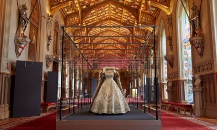 Uk, in mostra il giubileo di Elisabetta. Tra Londra ed Edimburgo, abiti, gioielli e cimeli dell’epopea di “The Queen”