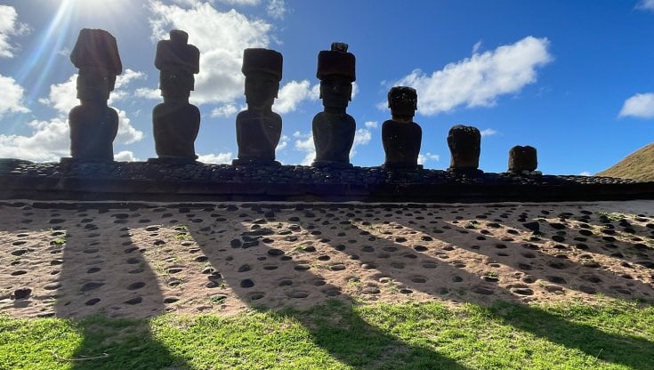 Isola di Pasqua riapre al turismo dopo 28 mesi. Ma i locali hanno riscoperto la cultura Rapa Nui e promettono lentezza