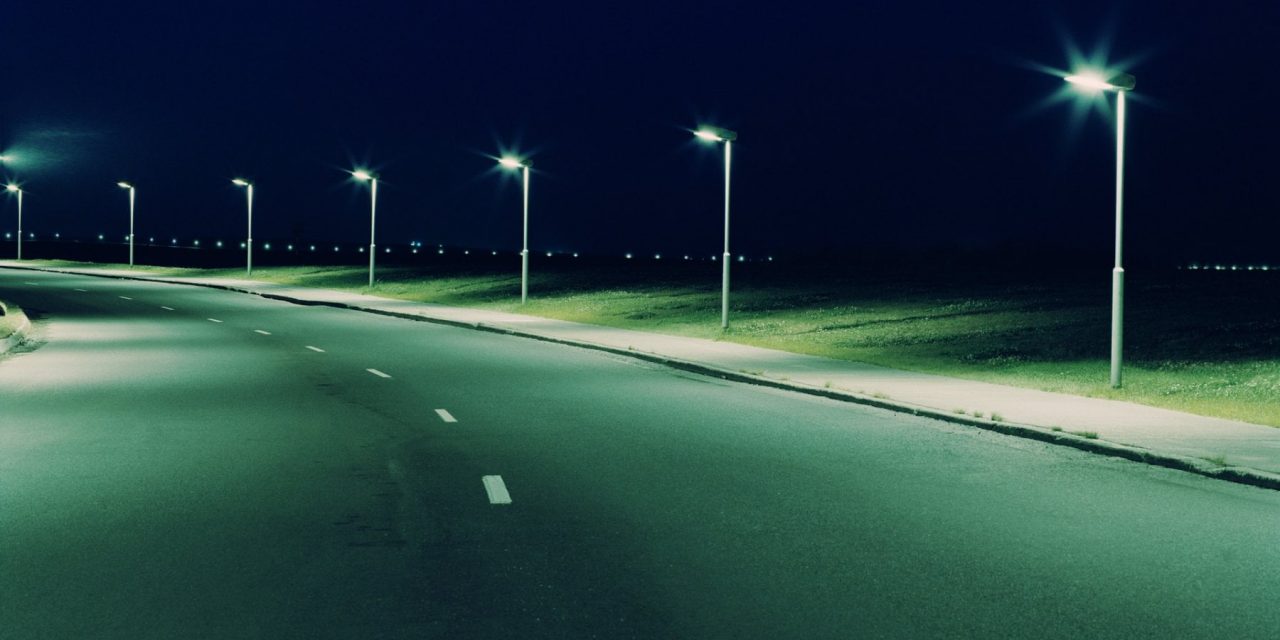 Il risparmio energetico spegne le luci e le associazioni insorgono: “Sicurezza in pericolo sulle strade”