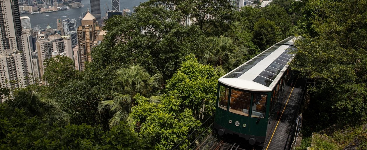 Hong Kong, riapre la funicolare panoramica. E riscopre il verde “british”