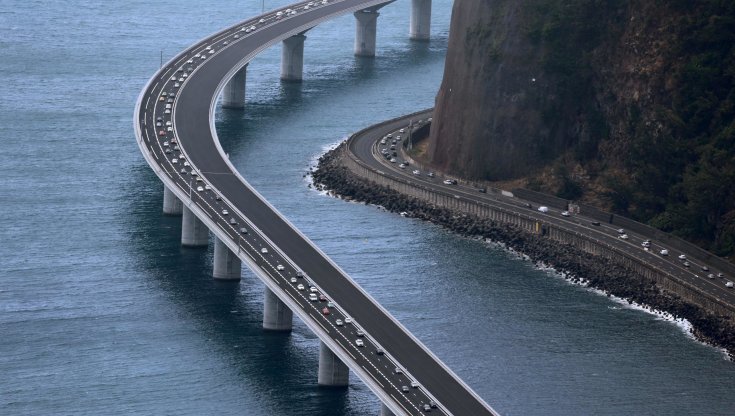 La Reunion. Il nuovo viadotto sull’oceano è un ponte sul futuro: le vie lungo il mare che avanza dovranno essere così