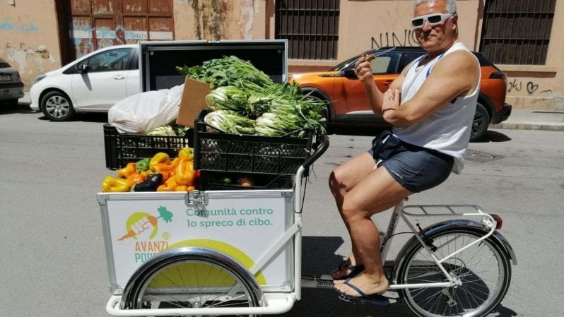 I volontari che recuperano il cibo in bici e in pattini per distribuirlo