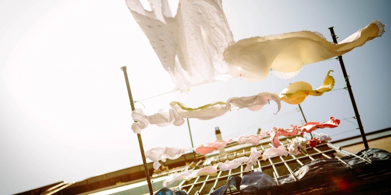 La scienza ci dice come e quanto lavare i vestiti per risparmiare energia e inquinare meno
