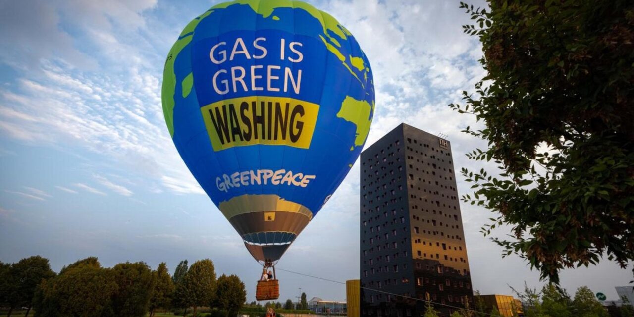 Il pallone aerostatico di Greenpeace contro Gastech a Milano: “È solo greenwashing, stop ai fossili”
