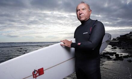 Scalatore, surfista, innovatore: chi è Yvon Chouinard, il fondatore di Patagonia che ha ceduto la sua azienda per l’ambiente