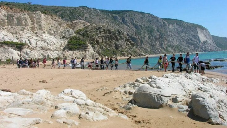 Ri-Party-Amo: al via la pulizia di spiagge e fondali da Molfetta a Rosignano