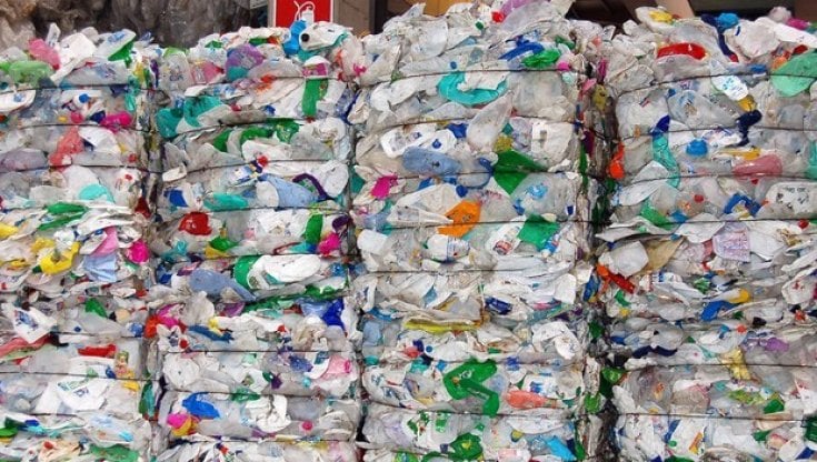 Con il riciclo degli imballaggi in plastica 800mila tonnellate di CO2 in meno
