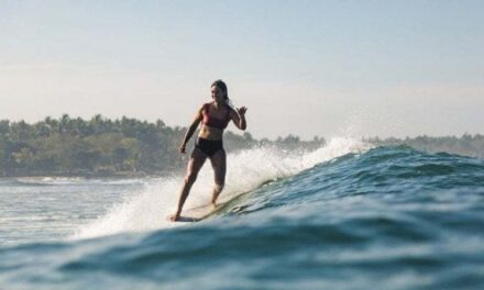 La campionessa Kassia Meador: “Senza le foreste di kelp il surf non è più lo stesso”