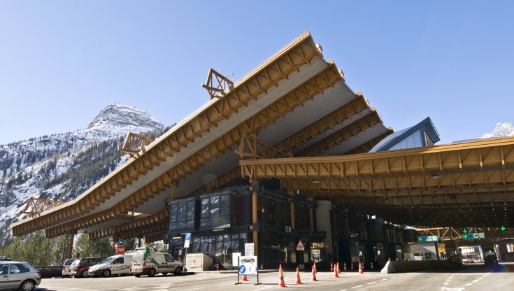 Il traforo del Monte Bianco chiude per 3 settimane. Con il fermo invernale al Gran San Bernardo, traffico italo-franco-svizzero a rischio tilt