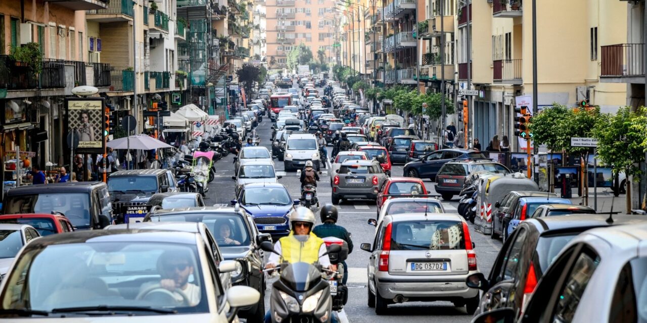 In Italia ci sono sempre più auto, la mobilità sostenibile non decolla