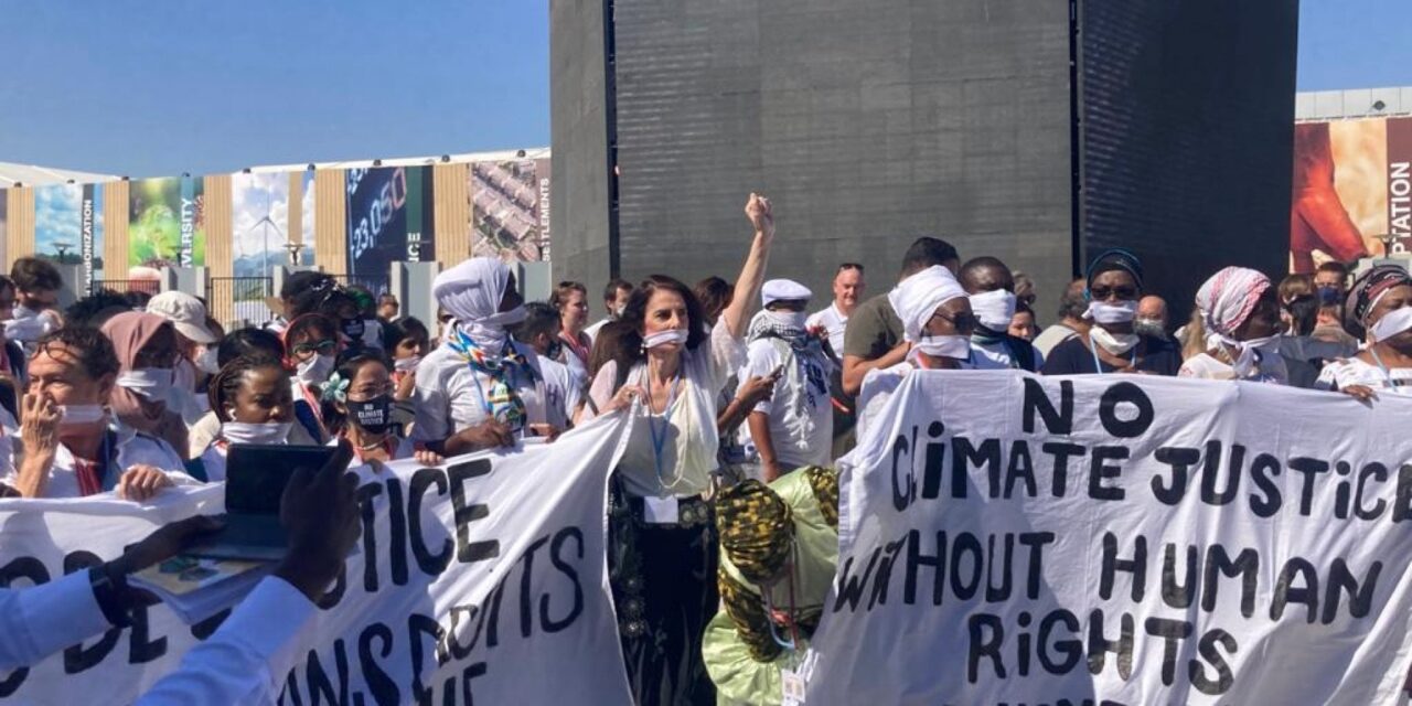 Alla Cop27 la protesta silenziosa delle donne: “Non c’è giustizia climatica senza diritti umani”