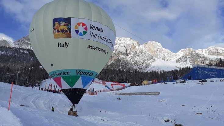 Veneto, una mongolfiera sopra la discesa libera di Cortina per promuovere il turismo nella “terra di Venezia”