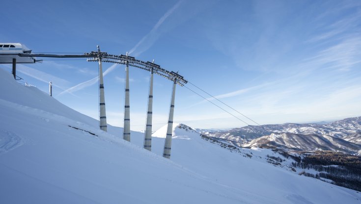 Prima neve sull’Appennino. Apre lo sci l’Abetone, in Abruzzo vento e maltempo rinviano la festa